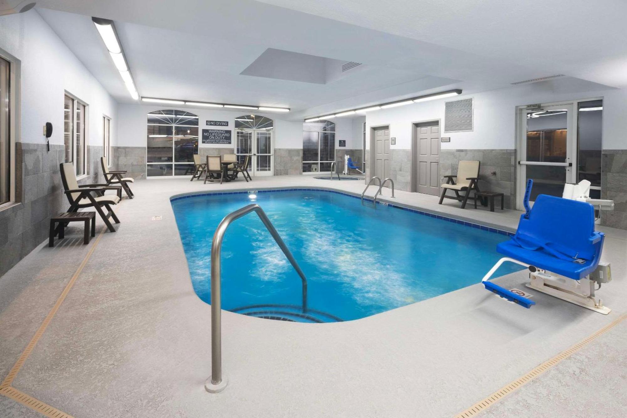 Country Inn & Suites By Radisson Asheville Downtown Tunnel Road ภายนอก รูปภาพ