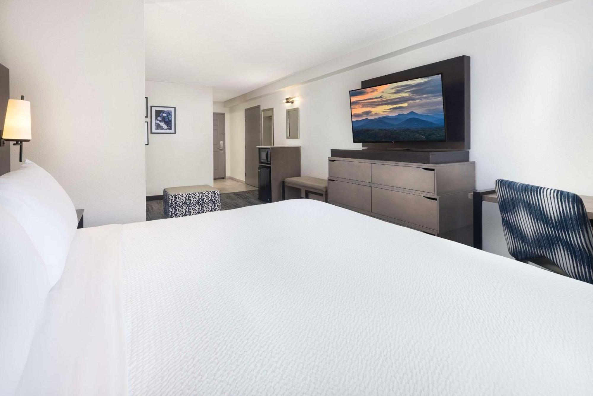 Country Inn & Suites By Radisson Asheville Downtown Tunnel Road ภายนอก รูปภาพ