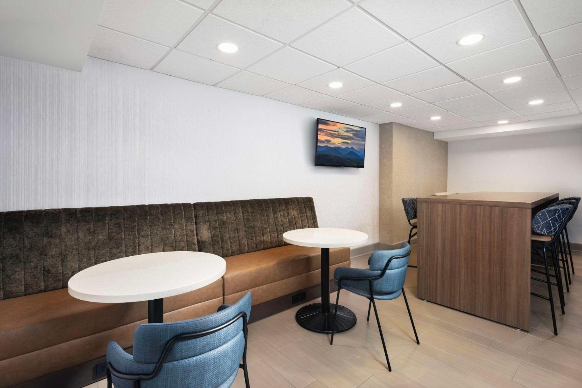 Country Inn & Suites By Radisson Asheville Downtown Tunnel Road ภายนอก รูปภาพ